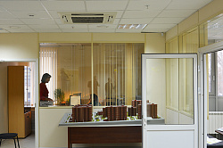 Панели Vekoroom и стеклянная перегородка дверной проем фото