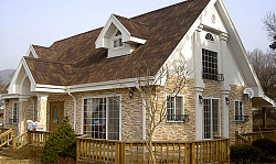 Ондувилла коричневая на крыше фото