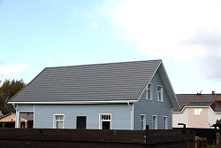 Монтеррей серый на кровле дома фото