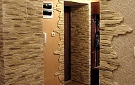 Декоративный камень в отделке стен прихожей