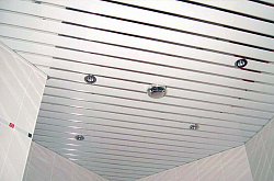 Реечные потолки Cesal точечные свет фото