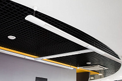 Пример отделки черными потолками Грильято фото