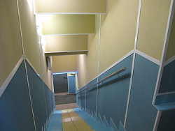 Отделка панелями Vekoroom Джинса и Шампань лестница фото