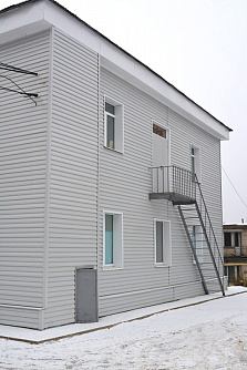 Сайдинг светло-серый на фасаде дома фото