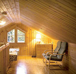 Деревянная вагонка в интерьере комнаты частного дома фото