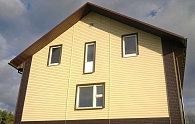 Сайдинг Ю-Пласт кремовый и фасадные панели под коричневый кирпич