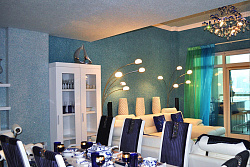 Синие жидкие обои в гостиной фото