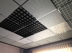 Сочетание разных видов подвесных потолков вместе с Грильято фото