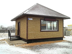 Гранит Уральский на стене дома фото