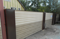 Красивый забор из сайдинга Тимберблок фото