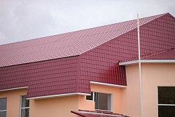 Монтеррей винно-красный на кровле фото