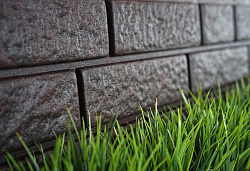 Фасадная панель Ю-Пласт Кирпич коричневый фасад фото