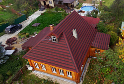 Битумная черепица Ондулин на вальмовой крыше фото