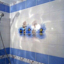 Панель ПВХ Каприз на стене ванной фото