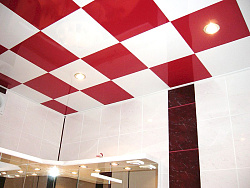 Алюминиевые кассетные потолки Cesal Бордо и Белый матовый на кухне фото