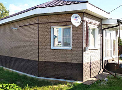 Фасадные панели Ю-Пласт Стоун-Хаус под коричневый и бежевый кирпич фото