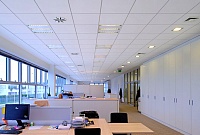 Пример оттедлки рабочего пространства потолками Армстронг