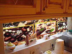 Интерьерная панель Шоколадная сказка на кухне фото