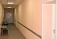 Панели Vekoroom на стене коридора больницы