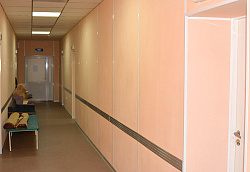 Панели Vekoroom на стене коридора больницы фото