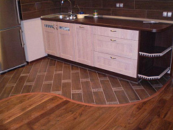 Отделка стыка плитки и ламината фото