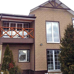 Фасадные панели Ю-Пласт Стоун-Хаус кирпич коричневый и бежевый	 фото