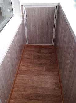 Панели ПВХ Европласт Дуб кофейный на балконе Панели ПВХ Европласт Дуб кофейный на балконе фото