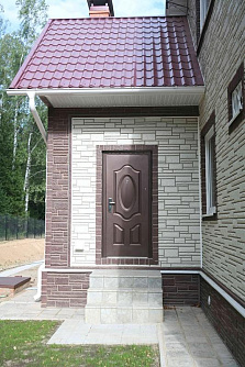 Альта-Профиль Камень белый и жженый на фасаде фото