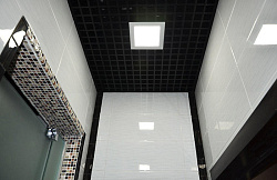 Потолки Грильято в сочетании с плиткой фото