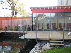 Террасная доска Мультдек у зоны бассейна фото