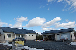 Снегозадержатель Borge на кровле дома фото