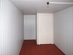 Вагонка ПВХ белая на стенах коридора фото