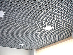 Отделка потолка с помощью Грильято цвета металлик фото