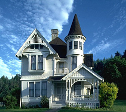 Альта-Сайдинг Белый на стене дома фото