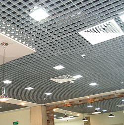 Пример отделки потолка с помощью Грильято фото