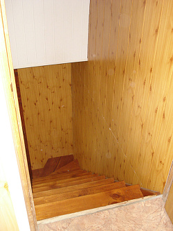 Панель МДФ Сосна на лестнице фото