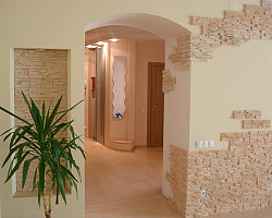 Декоративный камень в интерьере квартиры фото