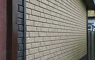 Цокольный сайдинг Ю-Пласт Стоун-Хаус кирпич бежевый и графитовый