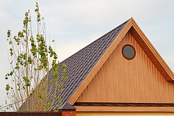 Металлочерепица Капелла шоколад коньковая крыша фото