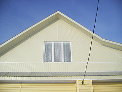 Сайдинг кремовый на фронтоне фото