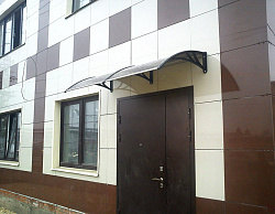 Навес Алмарта коричневый при входе фото