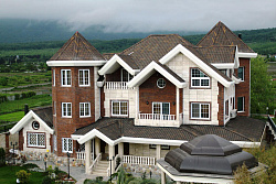 Ондувилла коричневая на доме фото