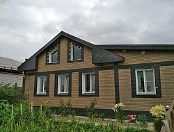 Фасадные панели Ю-Пласт кирпич бежевый и графитовый фото