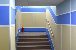 Панели Vekoroom на стенах лестницы сочетание 3 цветов фото