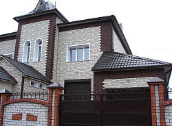 Камень Белый и Жженый на фасаде фото