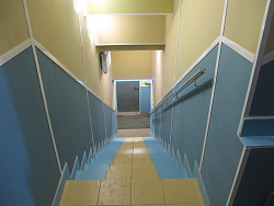 Отделка лестницы панелями Vekoroom Джинса и Шампань фото