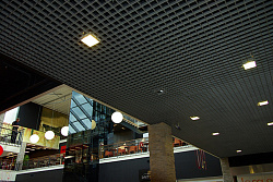 Потолки Грильято черный в интерьере фото