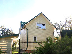 Сайдинг кремовый на стенах дома фото