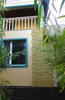 Скалистый камень Кавказ на фасаде фото