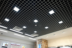 Черный ячеистый потолок Грильято фото